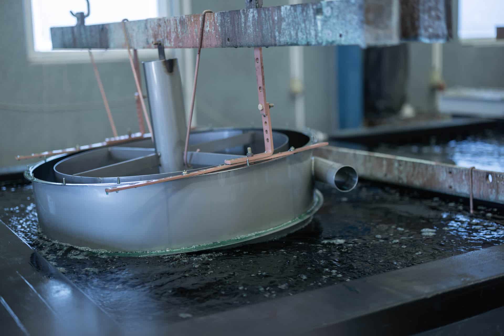 Stainless component suspended in a surface-treatment tank