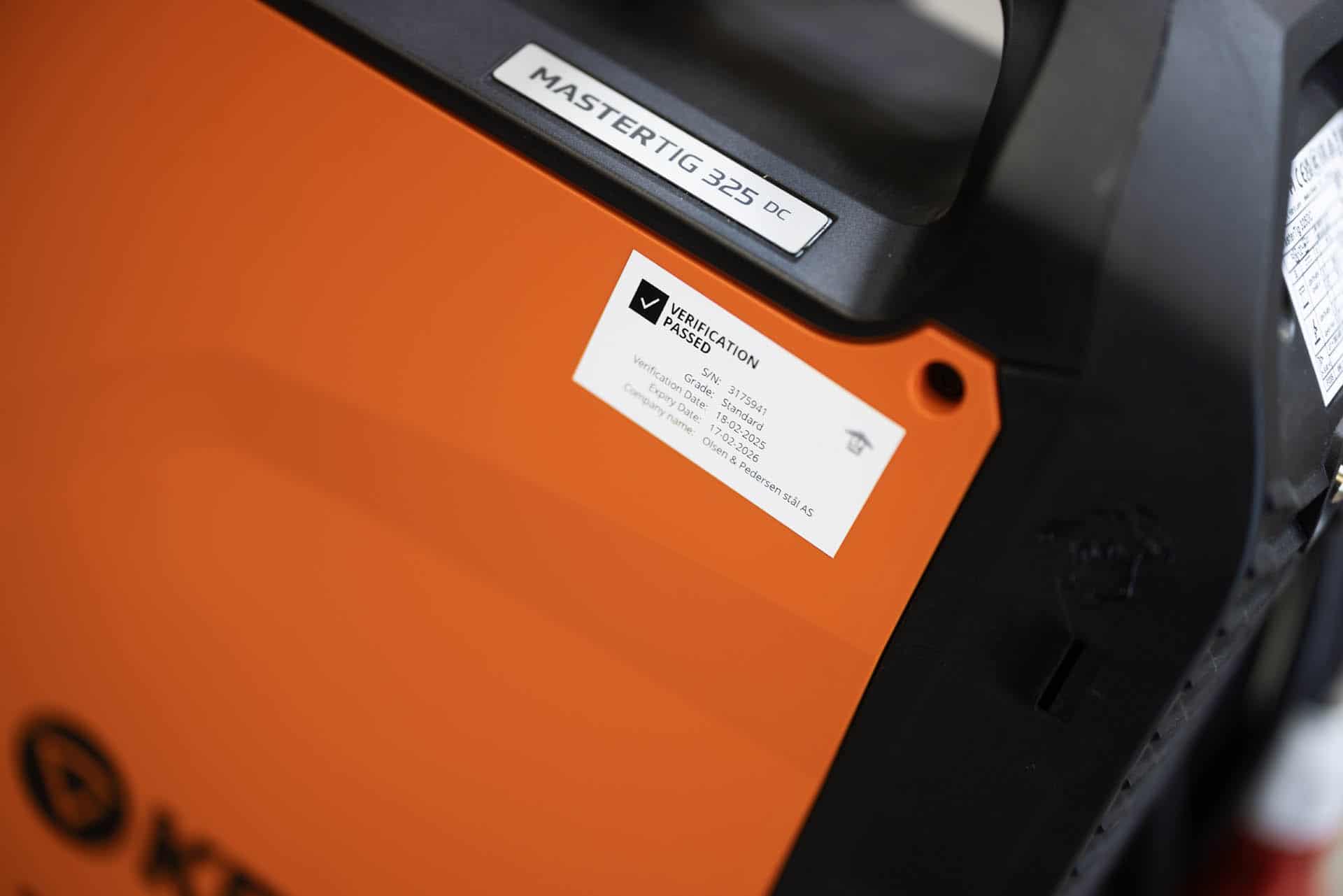 Welding unit carrying a validation label